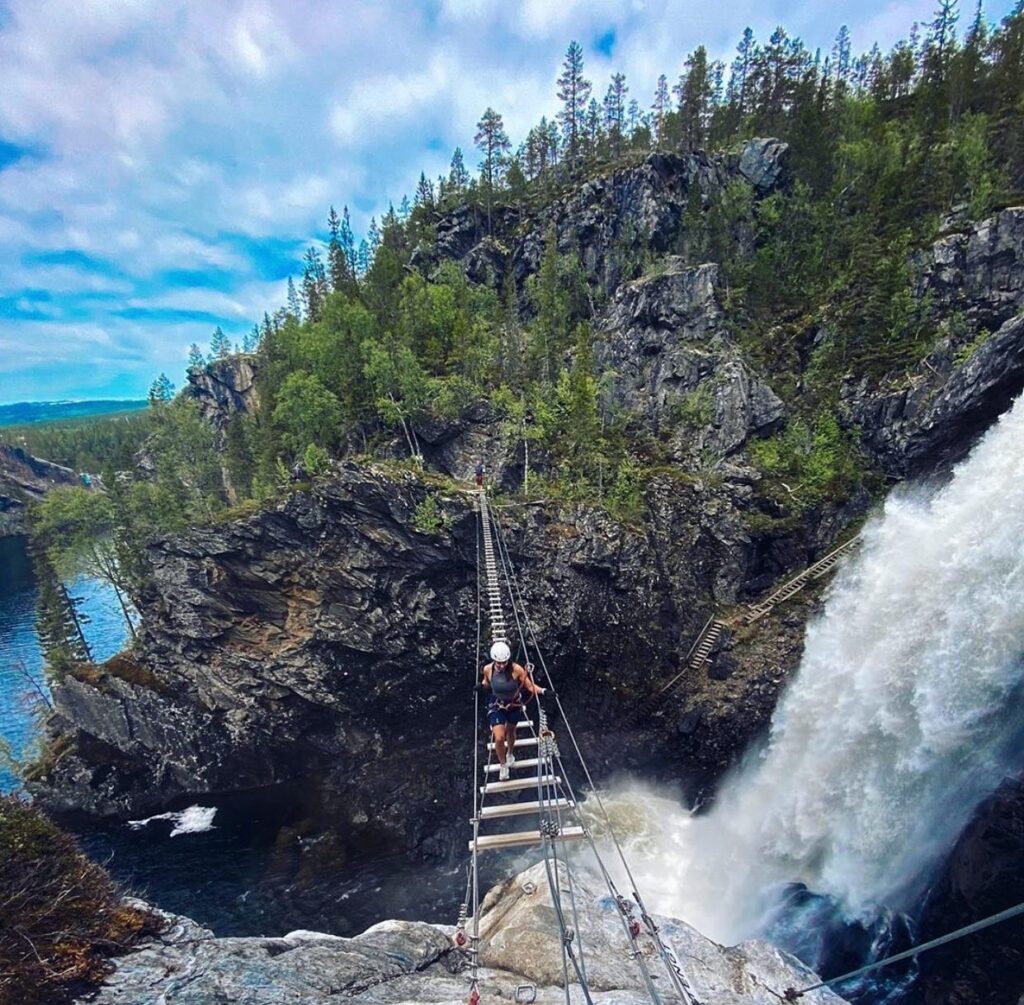 Ladderbrug boven een waterval