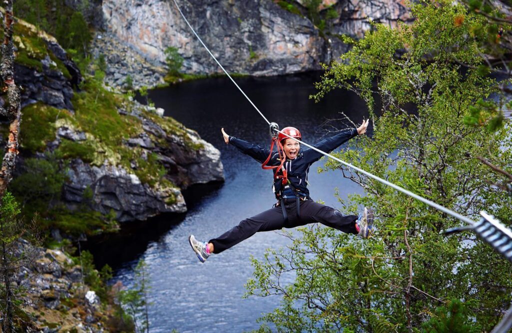 Klimmer in harnas aan de zipline